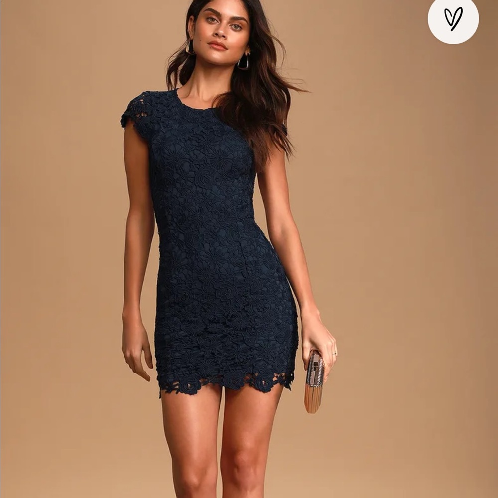 Backless lace dress